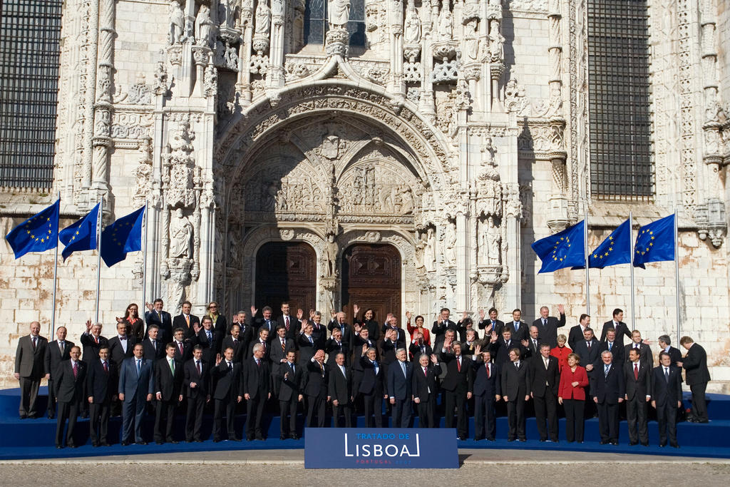 Photo de famille à l'occasion de la signature du traité de Lisbonne (13 décembre 2007)