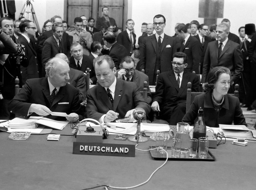 Walter Scheel, Willy Brandt und Katharina Focke auf dem Haager Gipfel (Den Haag, 1. Dezember 1969)