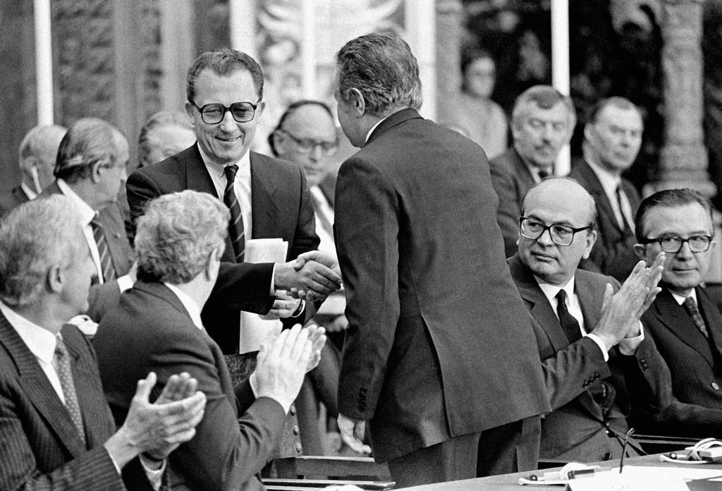 Mário Soares serrant la main à Jacques Delors lors de la signature du traité d'adhésion du Portugal aux CE (Lisbonne, 12 juin 1985)