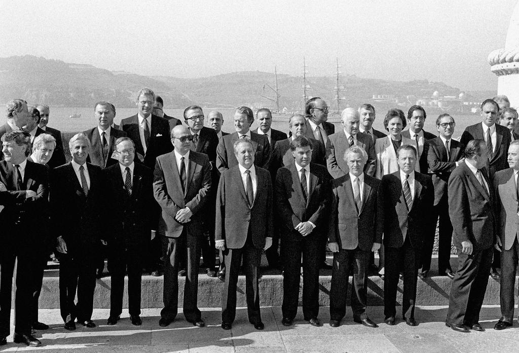Photo de famille des représentants des États membres après la signature du traité d'adhésion du Portugal aux CE (Lisbonne, 12 juin 1985)