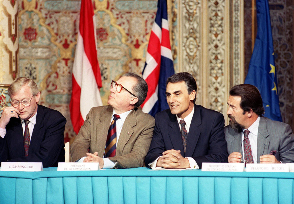 Jacques Delors and Aníbal Cavaco Silva at the ceremony held to mark the signing of the EEA Agreement (Oporto, 2 May 1992)