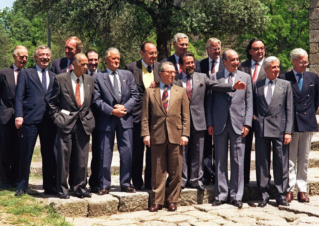 Group photo of the informal Council of Ministers for Foreign Affairs (Guimarães, 2 May 1992)