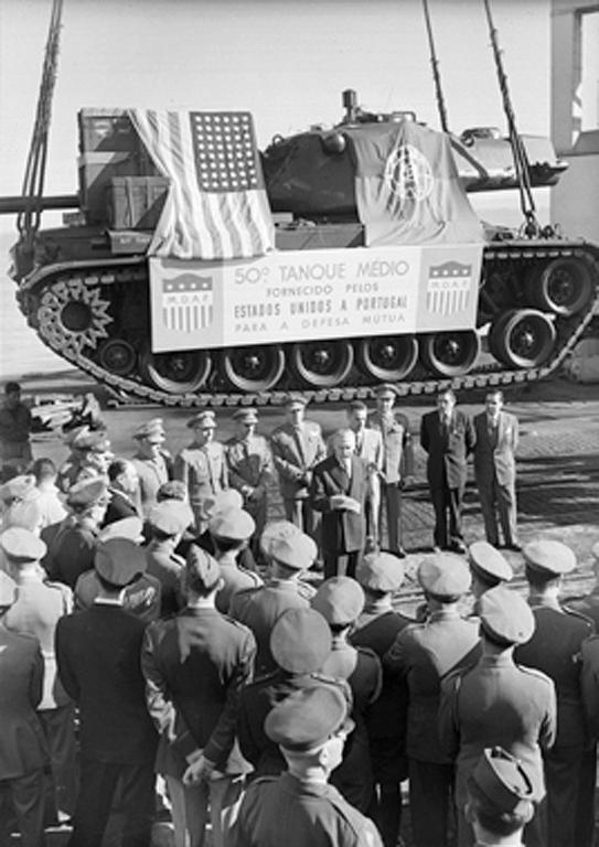 Livraison d'un char américain dans le cadre du programme d’aide pour la défense mutuelle (Lisbonne, 5 mars 1953)