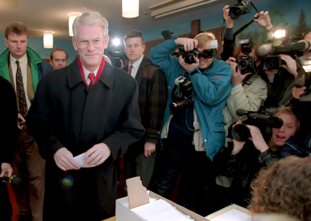 Ingvar Carlsson votes in the referendum on Sweden’s accession to the European Union (Stockholm, 13 November 1994)