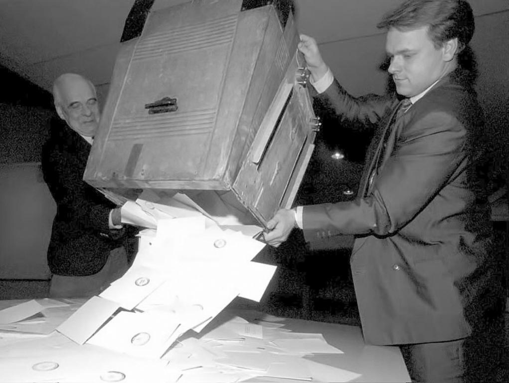 Counting of the ballot papers following the referendum on Finland’s accession to the European Union