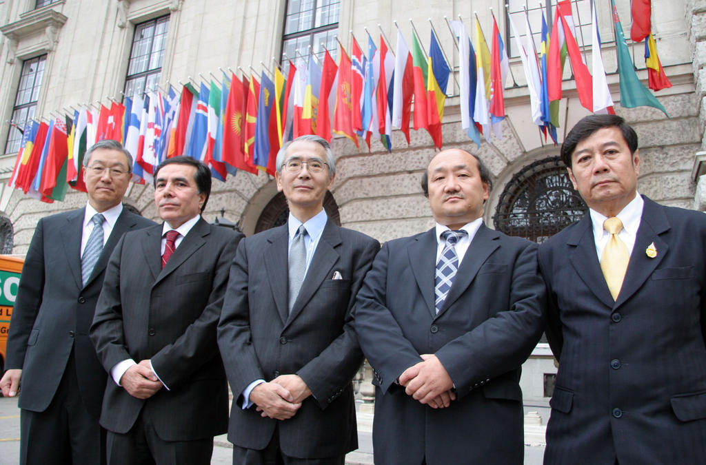 Photo de groupe des partenaires asiatiques de l'OSCE (Vienne, 19 octobre 2006)