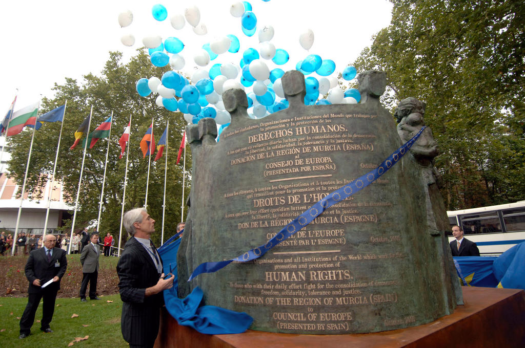 Inauguration du monument dédié aux droits de l'homme (Strasbourg, 4 octobre 2005)
