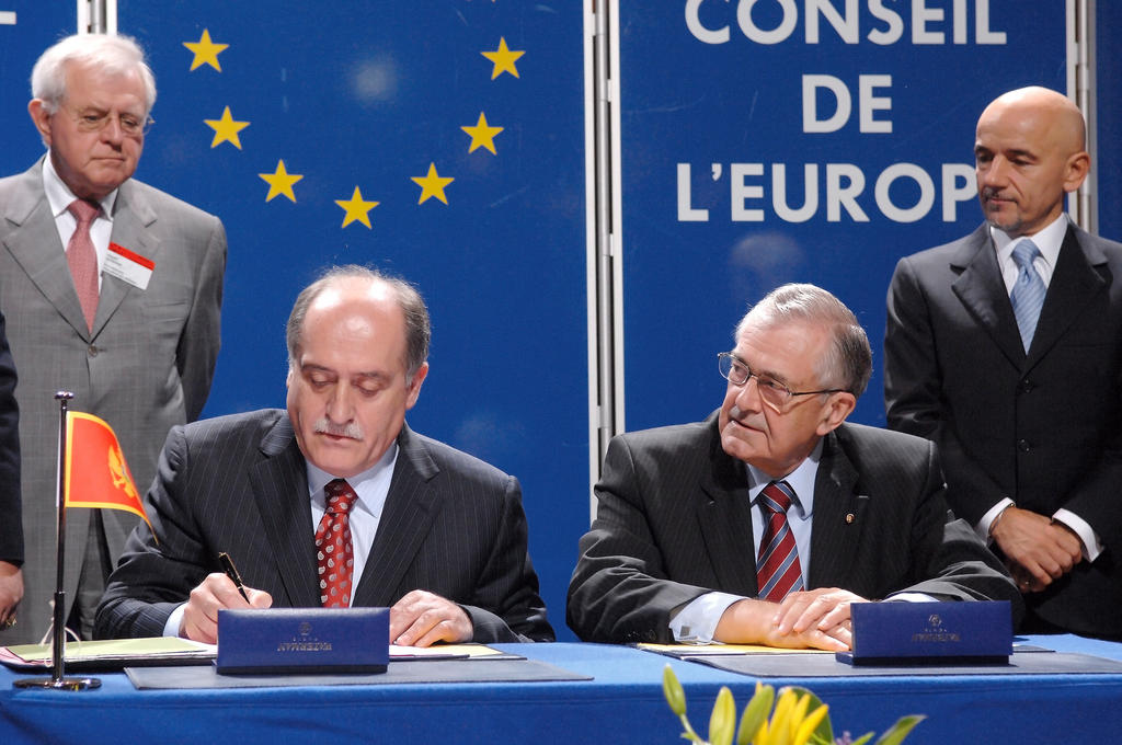 Milan Rocen signe l'adhésion du Monténégro au Conseil de l'Europe (Strasbourg, 11 mai 2007)