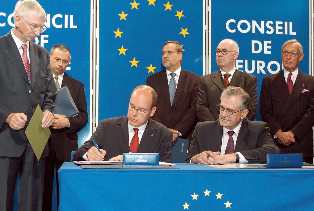 Albert de Monaco signe l'instrument d'adhésion au Conseil de l'Europe (Strasbourg, 5 octobre 2004)