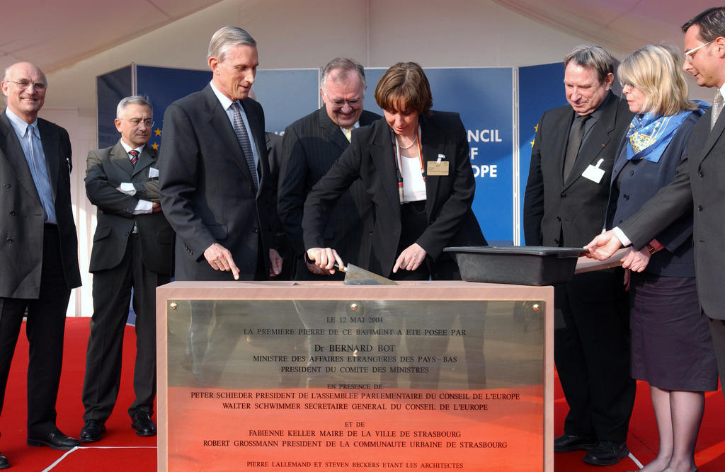 Pose de la première pierre du nouveau bâtiment général du Conseil de l'Europe (Strasbourg, 12 mai 2004)
