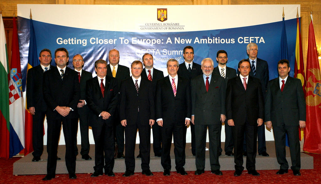 Group photo taken at the signing of the new CEFTA agreement (Bucharest, 19 December 2006)
