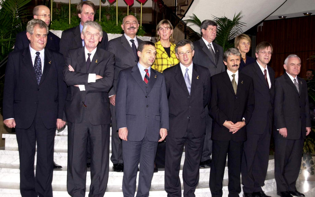 Group photo taken at the Summit meeting between Benelux and the Visegrad Group (Luxembourg, 5 December 2001)