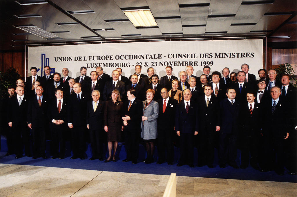 Group photograph of the WEU Council of Ministers in Luxembourg (22 and 23 November 1999)