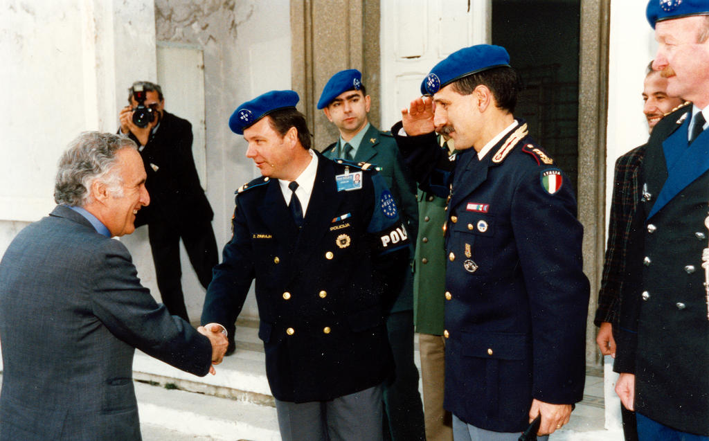 Visite de José Cutileiro au quartier général de l’EMPC (Tirana, 26 février 1998)