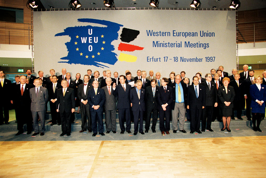 Photo de famille prise lors du Conseil des ministres de l'UEO (Erfurt, 18 novembre 1997)