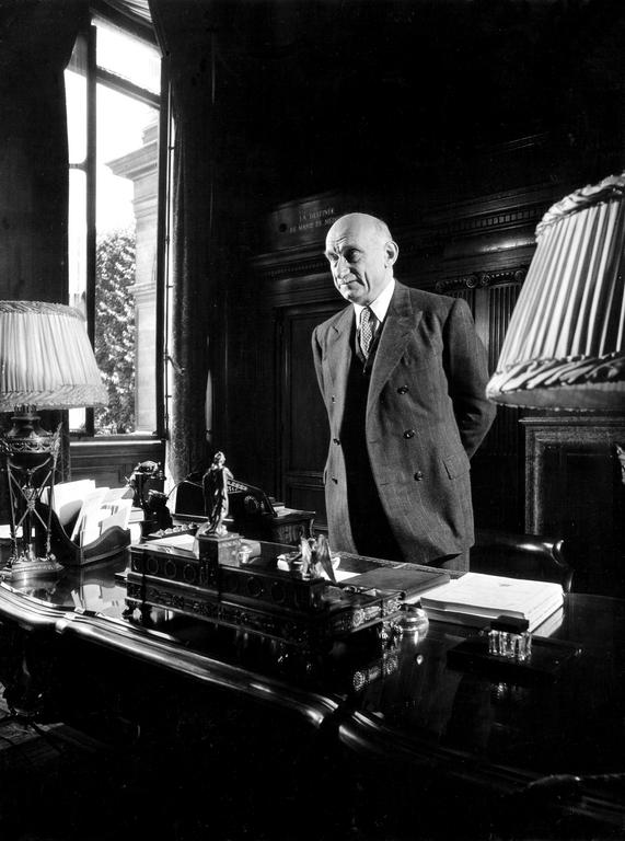 Robert Schuman dans son bureau du Quai d'Orsay à Paris