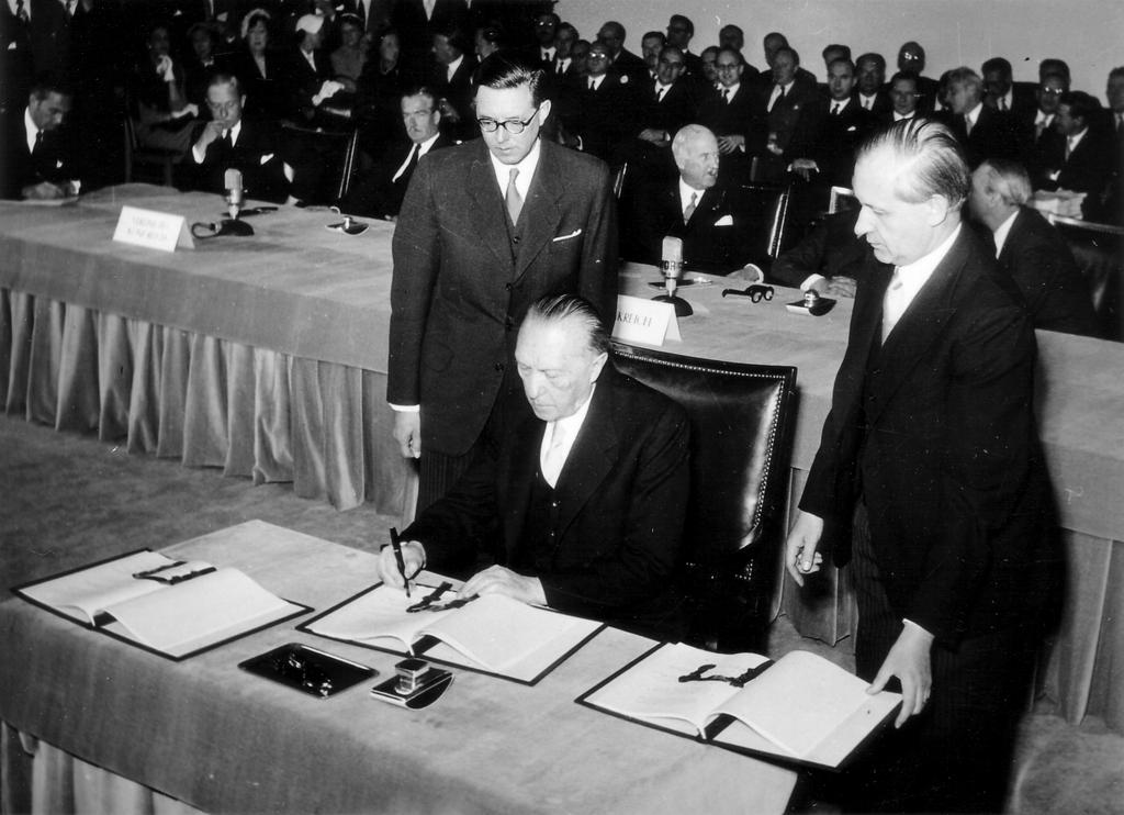 Signature par Konrad Adenauer des Accords de Bonn (26 mai 1952)