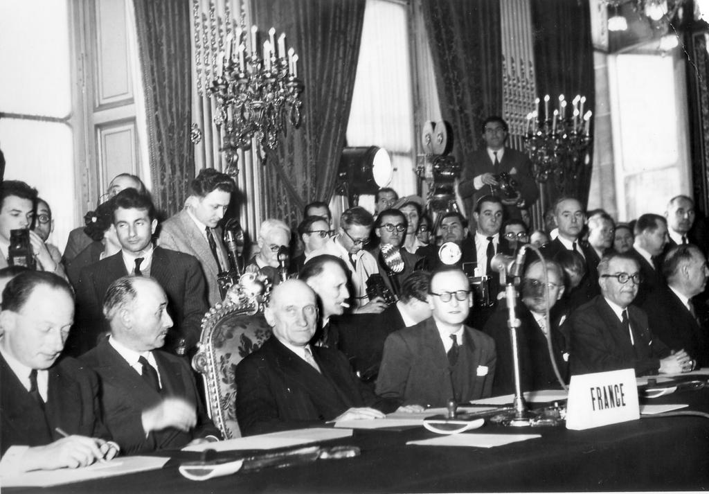Unterzeichnung des EGKS-Vertrags: die französische Delegation (Paris, 18. April 1951)