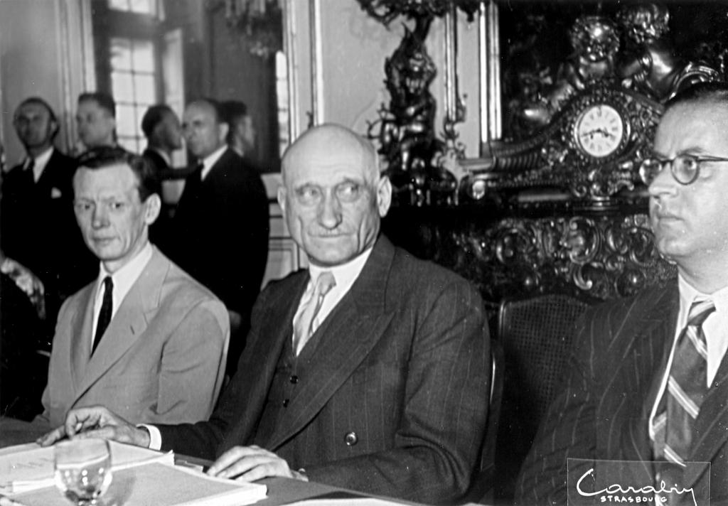 Robert Schuman avec Maurice Couve de Murville lors de la première réunion du Conseil de l'Europe (1949)