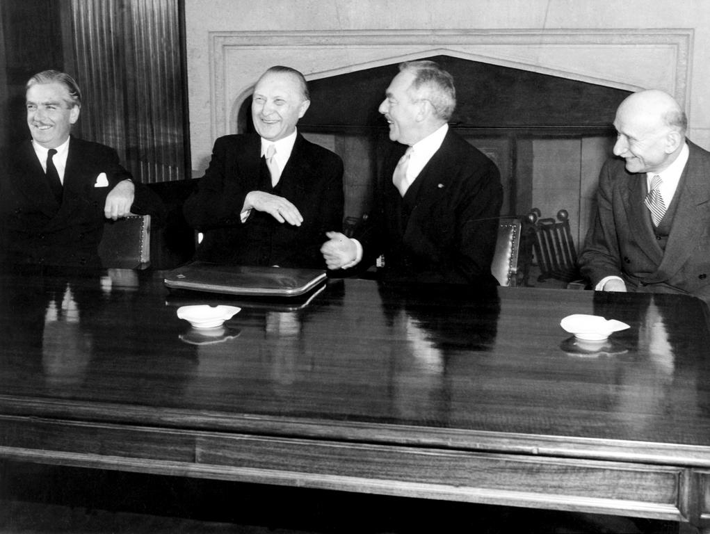 Rencontre de Konrad Adenauer avec Anthony Eden, Dean Acheson, Robert Schuman en vue de la préparation des futurs accords de Bonn (24 mai 1952)