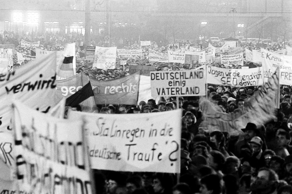‘Monday demonstrations’ against the policy of the East German Government (Leipzig, 6 November 1989)