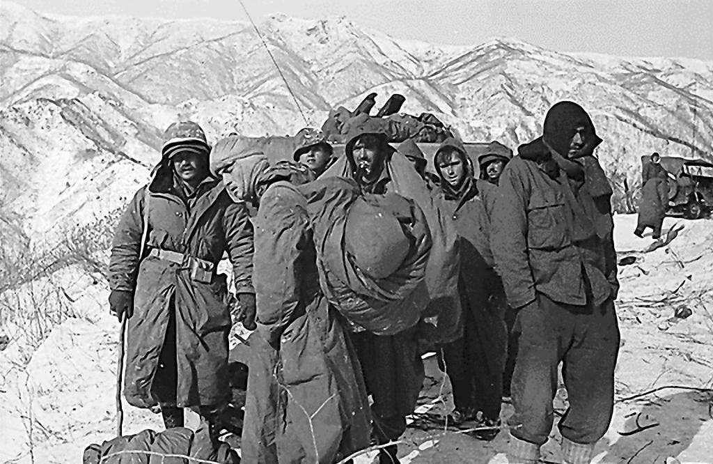 Battle of Chosin Reservoir: evacuation of a group of US soldiers (Korea, December 1950)