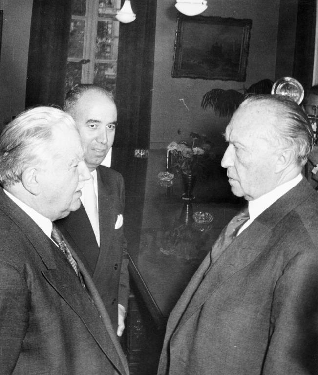 Joseph Bech, Paolo Emilio Taviani und Konrad Adenauer bei der konstituierenden Sitzung des Besonderen Ministerrates der EGKS (Luxemburg, 8.-9. September 1952)