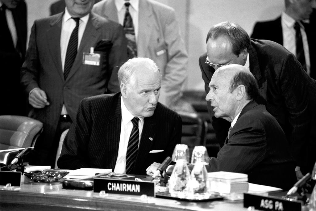 Willem van Eekelen and Manfred Wörner at the first meeting between the North Atlantic Council and the WEU Council (Brussels, 21 May 1992)