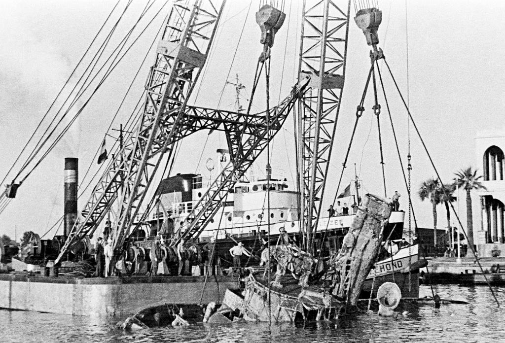 Remise en état du canal de Suez: renflouement de l'épave du remorqueur égyptien "Ardent" (2 janvier 1957)