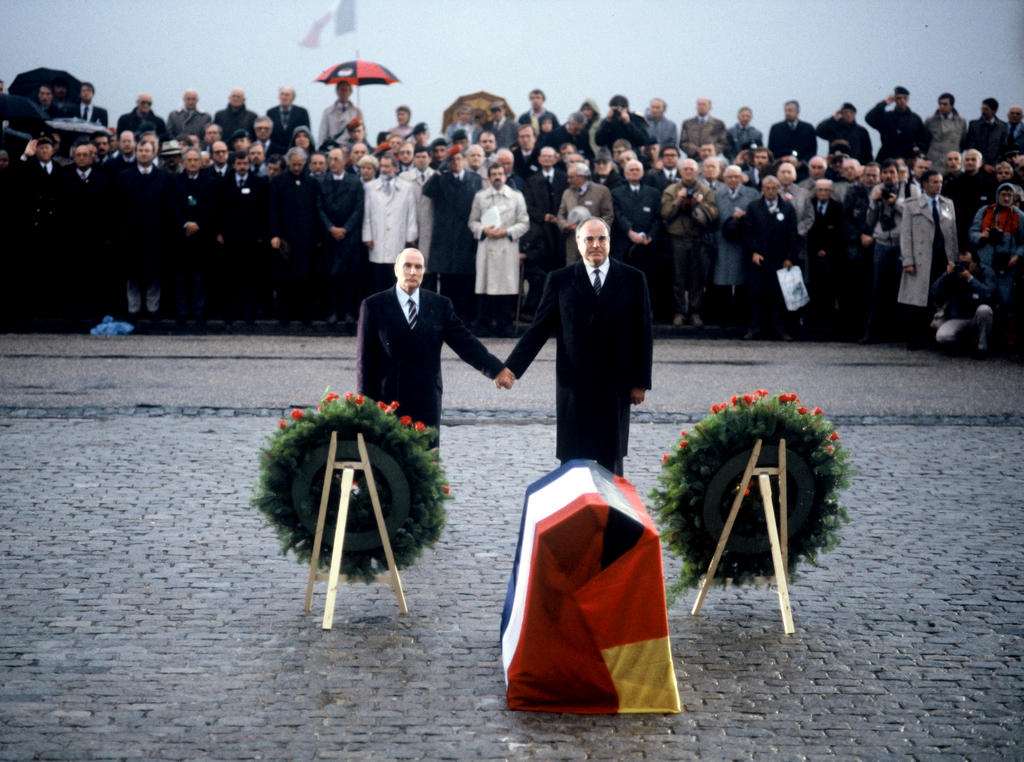 François Mitterrand et Helmut Kohl (Verdun, 22 septembre 1984)