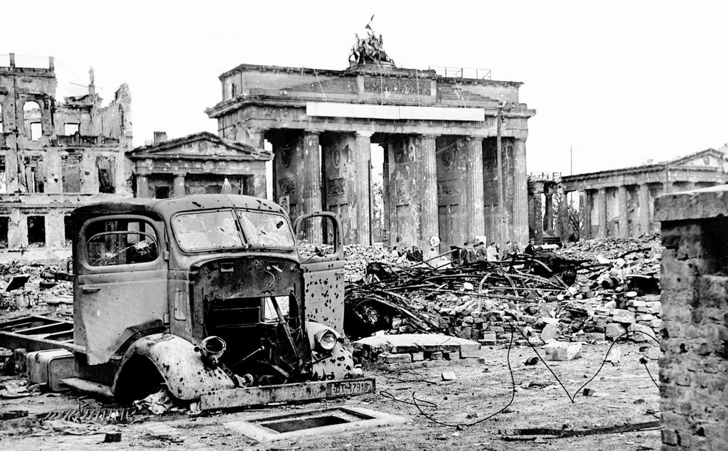Destruction in Berlin: the Brandenburg Gate (1945)