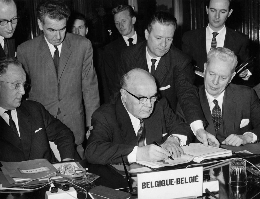 Signature par la Belgique du traité de fusion des exécutifs (Bruxelles, 8 avril 1965)