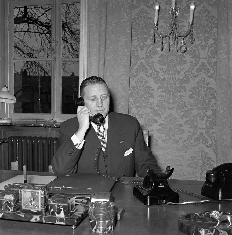 Pierre Werner inaugurating the first telephone communication with Brussels (11 November 1956)