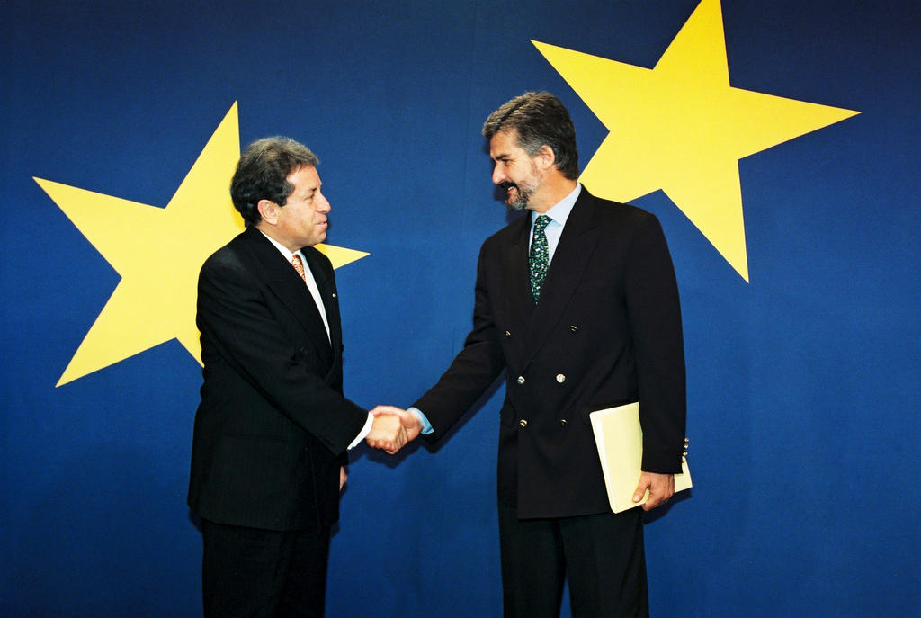 Fabián Alarcón Rivera is received by Manuel Marín González (Brussels, 17 October 1997)