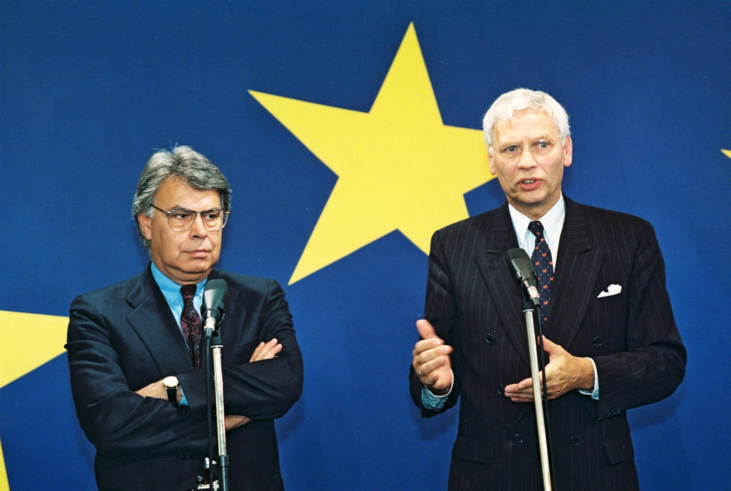 Felipe González Márquez y Hans van den Broek (Bruselas, 8 de mayo de 1998)
