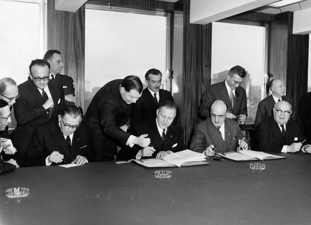 Pierre Werner, Eugène Schaus, Théo Lefèvre et Paul-Henri Spaak lors de la signature du protocole révisant la Convention de l'UEBL (Bruxelles, 29 janvier 1963)