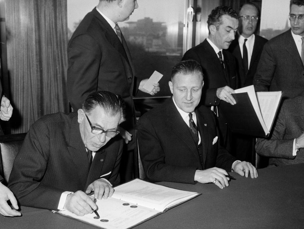 Pierre Werner et Eugène Schaus lors de la signature du protocole révisant la Convention de l'UEBL (Bruxelles, 29 janvier 1963)