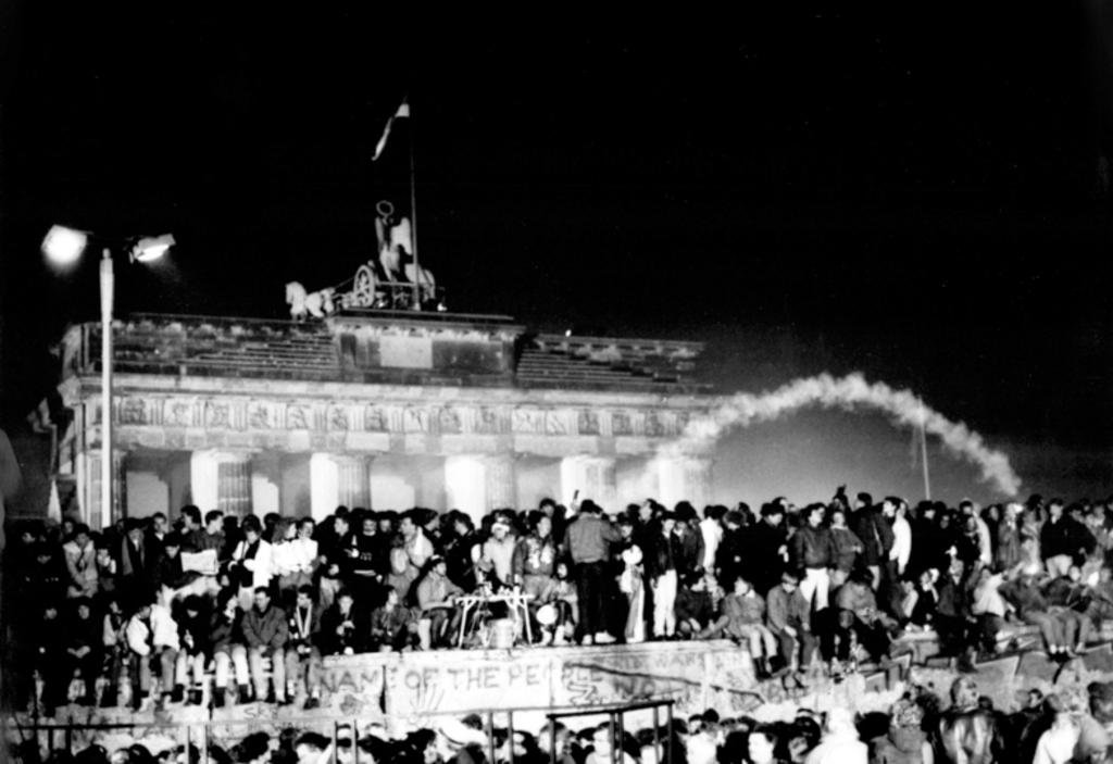 New Year celebrations at the Brandenburg Gate (Berlin, 1 January 1990)