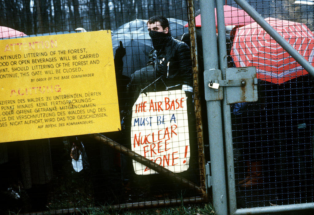 Manifestations contre l’installation des Pershing II et des missiles de croisière en Europe – Base aérienne américaine Rhein-Main (Francfort, 12 décembre 1982)