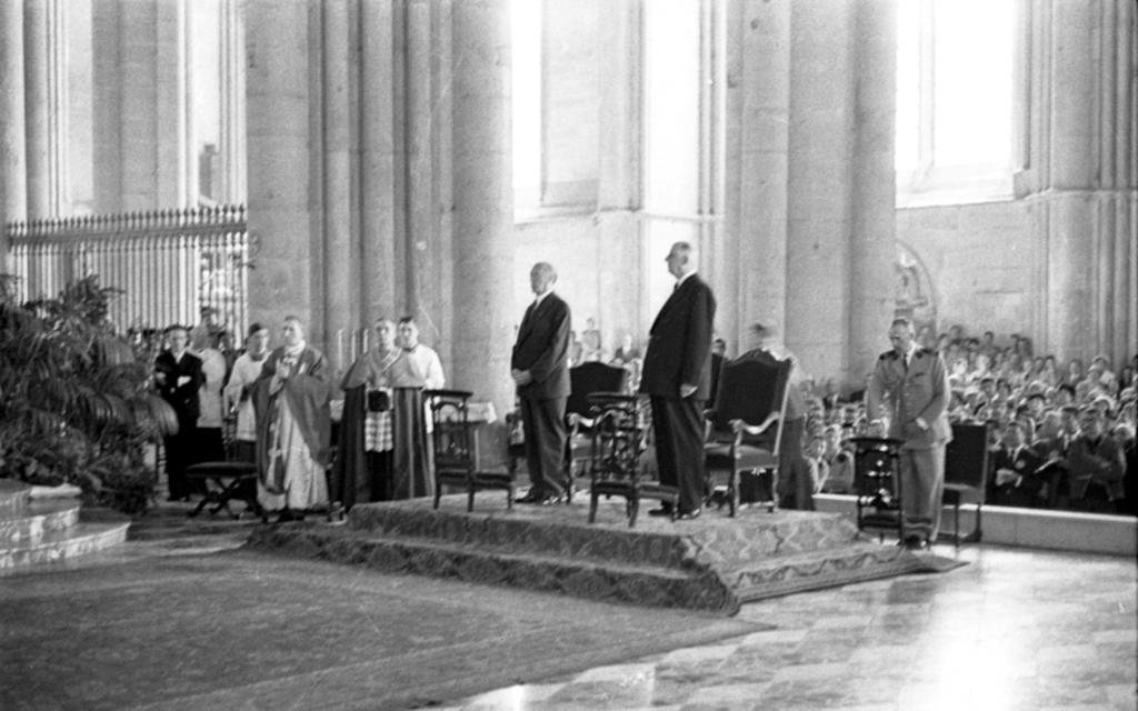 Messe solennelle pour la paix: Konrad Adenauer et Charles de Gaulle dans la cathédrale de Reims (8 juillet 1962)