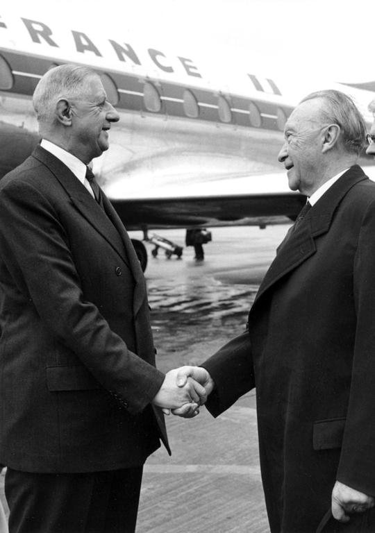 Konrad Adenauer welcomes French President Charles de Gaulle (Cologne-Wahn, 18 July 1961)