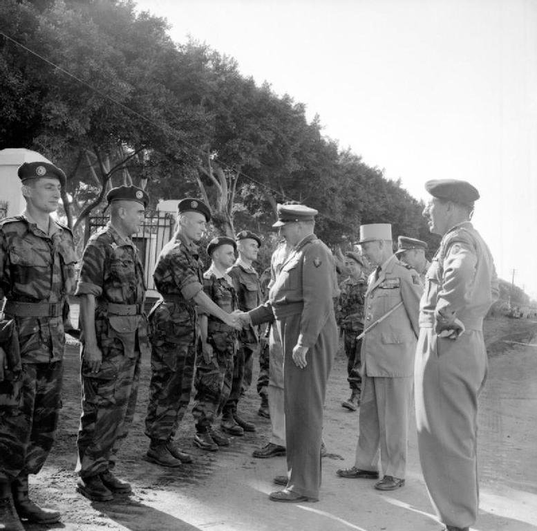 Le général britannique Sir Charles Keightley et le général français Jacques Massu lors de l’intervention militaire franco-britannique à Suez (1956)