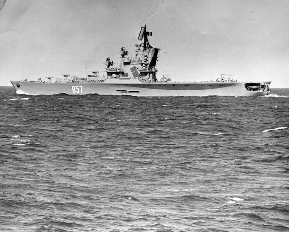 Croiseur porte-hélicoptères Moskva de la marine soviétique naviguant en Méditerranée