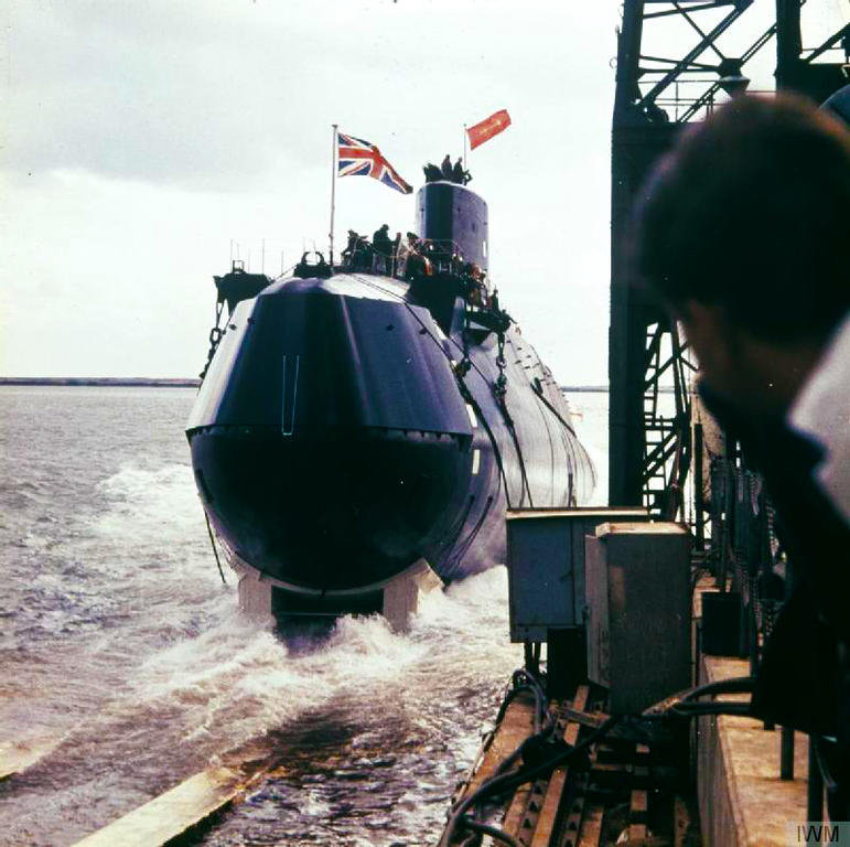 Lancement du HMS <i>Resolution</i>, premier sous-marin nucléaire britannique lanceur d'engins de la classe Polaris (15 septembre 1966)