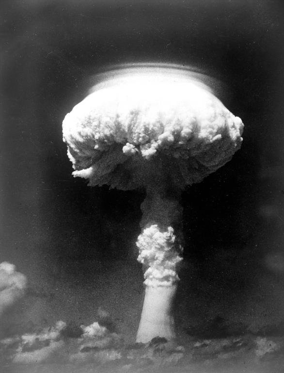 Aerial View: Explosion of the first British H-bomb (Malden Island, 15 May 1957)