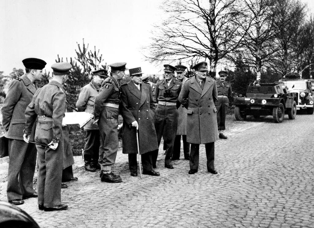 Officiers français et britanniques lors de manœuvres militaires de l'OTAN en RFA (1950)
