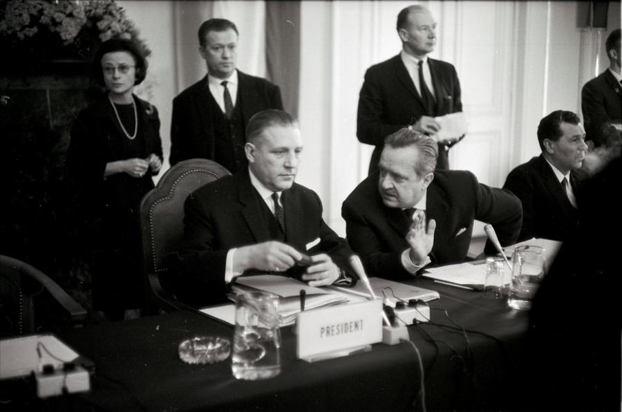 Pierre Werner et Christian Calmes lors de la seconde réunion du Conseil extraordinaire de Luxembourg (28 janvier 1966)