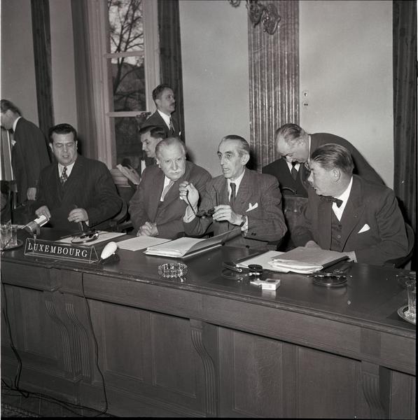 Joseph Bech et Michel Rasquin lors de la deuxième session du Conseil spécial de ministres de la CECA (Luxembourg, 1er-2 décembre 1952)