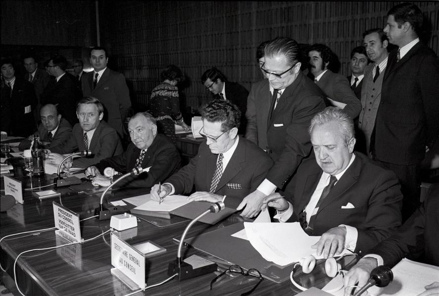 Signing of Regulation (EEC) No 907/73 of the Council establishing the European Monetary Cooperation Fund (Luxembourg, 3 April 1973)