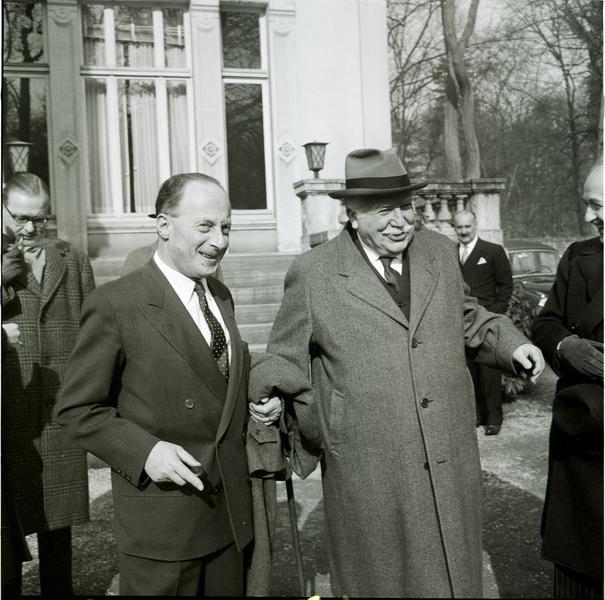 Étienne Hirsch et Joseph Bech devant la Villa Vauban (Luxembourg, 19 février 1959)